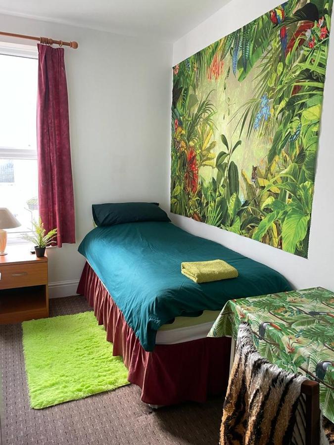 The Blue Moon Bed & Breakfast Блекпул Екстериор снимка